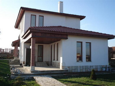 Болгарии Дом - двухэтажный, построен кирпичом, изолирован внутри и снаружи